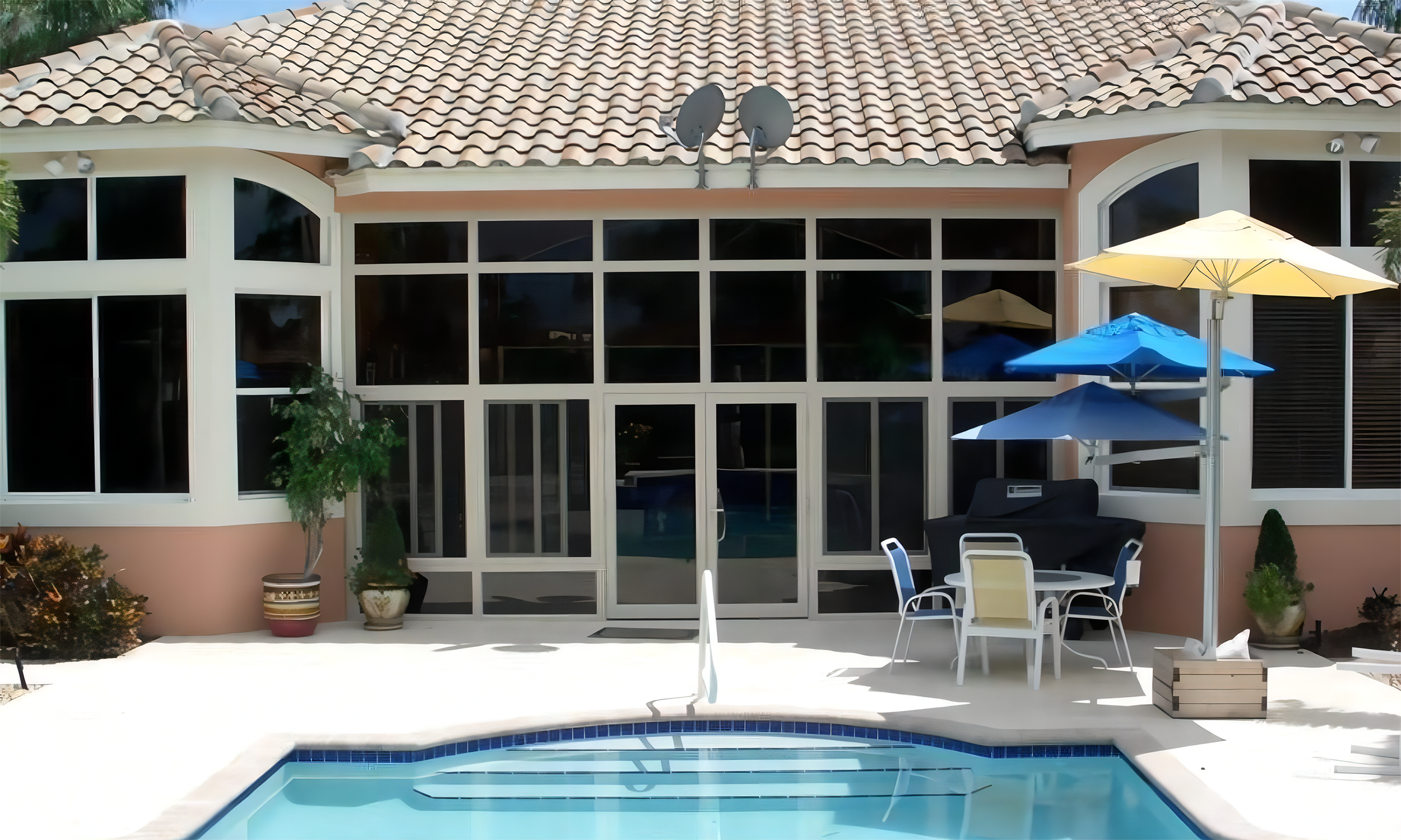 Glazed Elite sunroom adjoining a residential patio