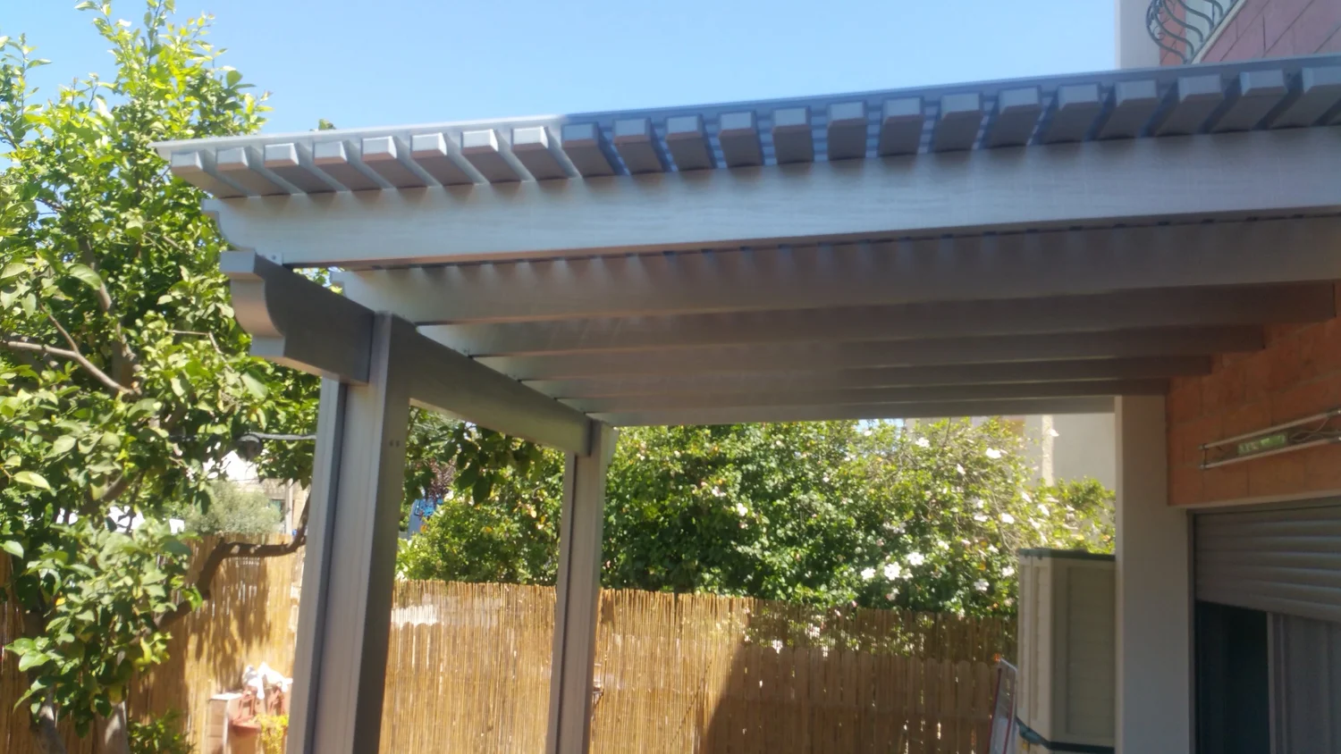 Elite pergola structure with coordinated aluminum members